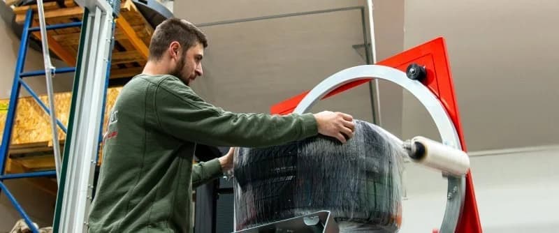 Horizontální ovinovací stroj pro balení pneumatik WR1050T (1400T)